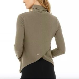 ALO YOGA EMBRACE LO G SLEEVE OLIVE TOP.SIZE SMALL